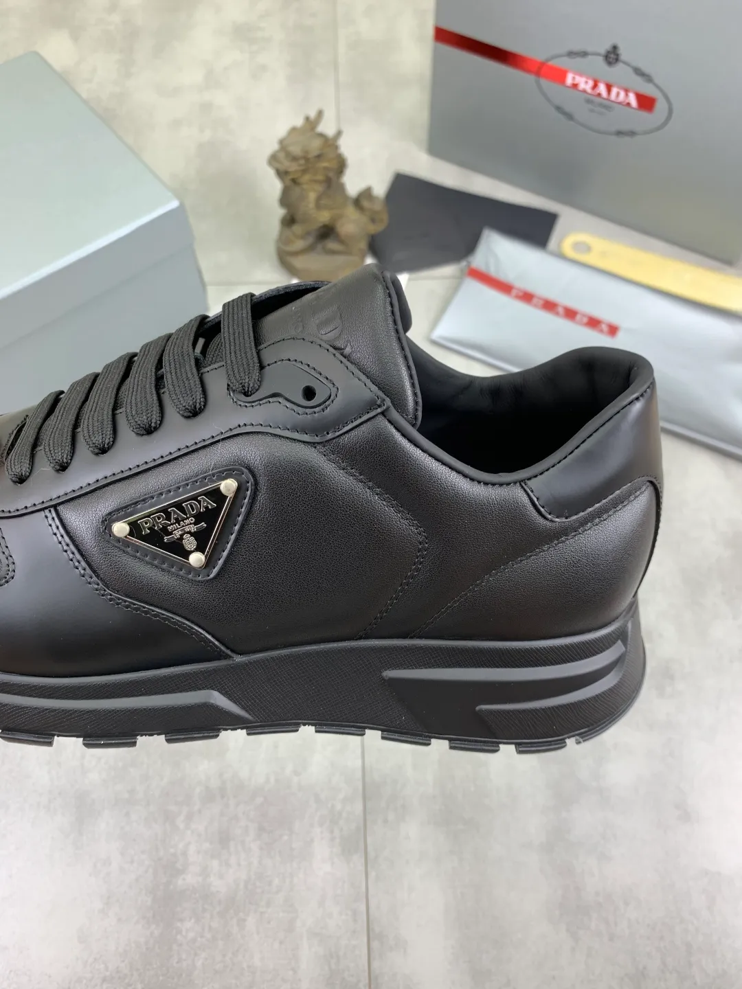 Men's shoes 💰P540 new (higher version) new PRADA (Prada) classic models are on the market at the same time, new men's shoes, 😘fabrics are selected from original imported calfskin. First layer of imported cowhide lining. The original version is awesome! 👍🏿Original open-molded non-slip PU outsole, with exquisite lines, simple and elegant, super comfortable and classy on foot, suitable for leisure travel. Code number: 38-45 (46 customized) 4️⃣ colors available